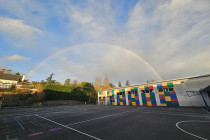 La foto se tomó en el CEIP Bajo Pas, Puente Arce. A lo lejos, un fotometeoro, concretamente un gran arco iris