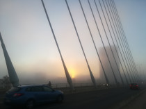 Amanecer en una mañana de niebla en el Puente Real de Badajoz